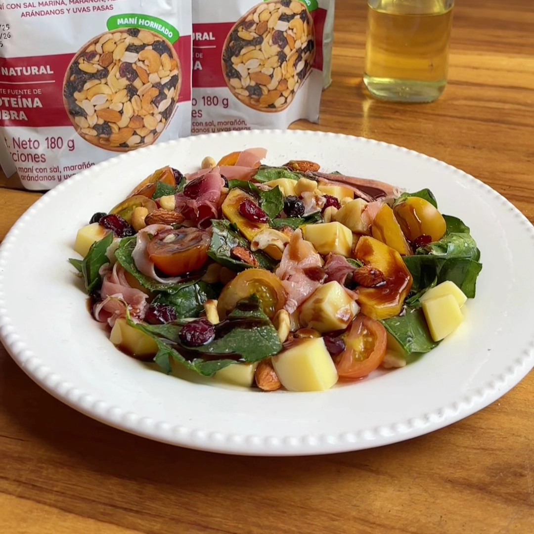 Ensalada fresca con frutos secos y jamón